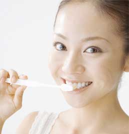 女性が歯磨きしている写真