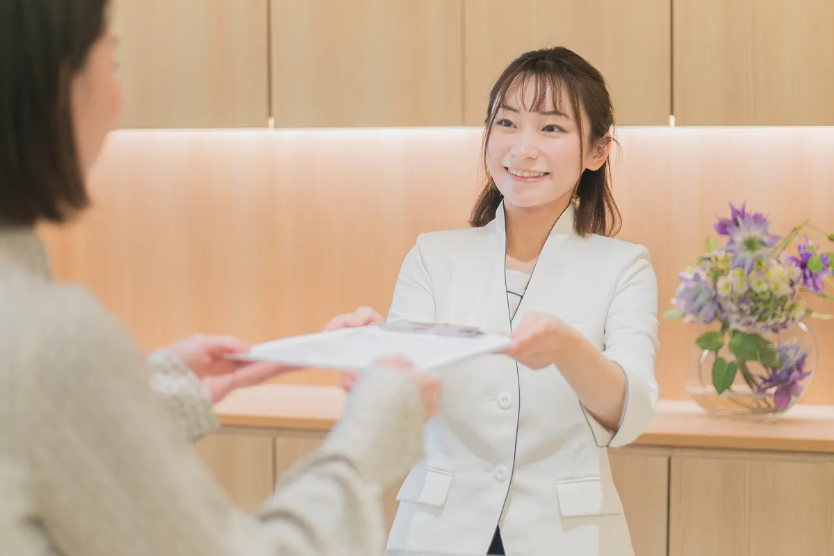 八王子にあるくろさわ歯科医院の受付の様子