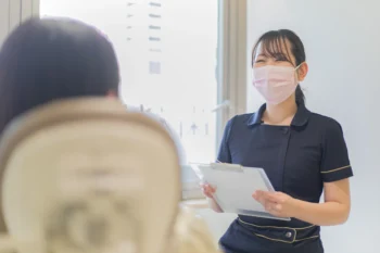 くろさわ歯科医院で担当制でカウンセリングしている様子
