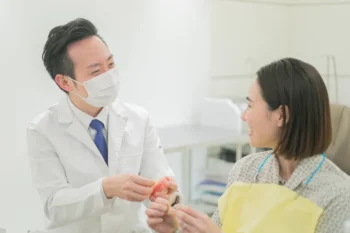 抜歯の不安をいただいて相談している様子