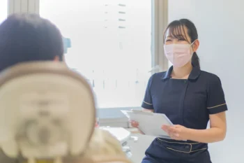 くろさわ歯科でカウンセリングしている様子