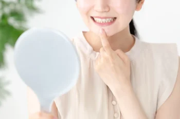 ダイレクトボンディングを行っている女性