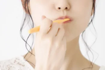 歯磨きをしている女性