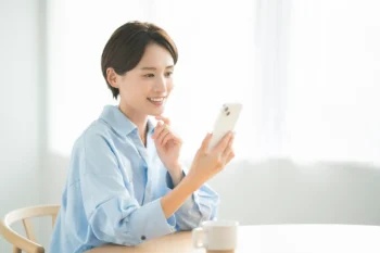 インプラントをするか悩んでいる女性