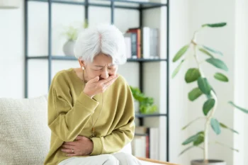 せき込んでいる女性