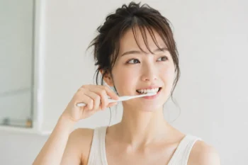 歯磨きをしている女性